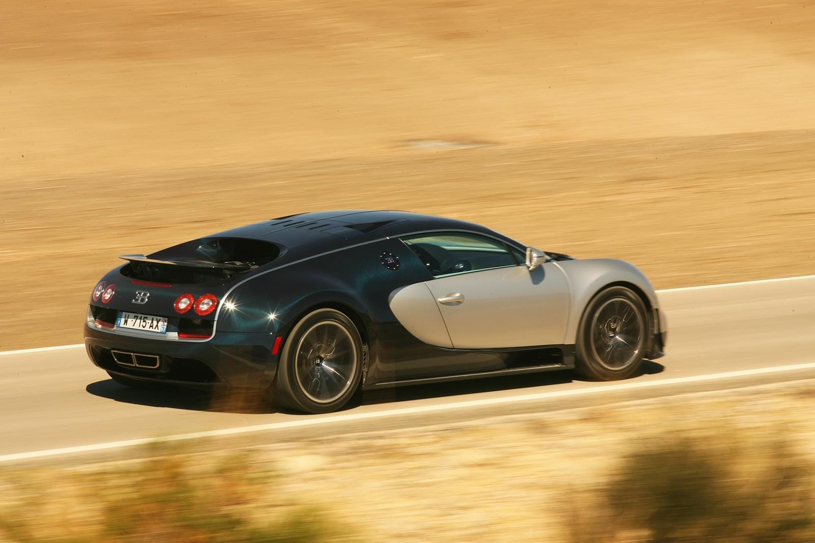 Veyron en movimiento capturando su perfil potente y aerodinámico.