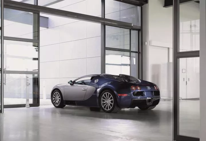 Perfil trasero del Bugatti Veyron, mostrando su diseño aerodinámico y llantas exclusivas.