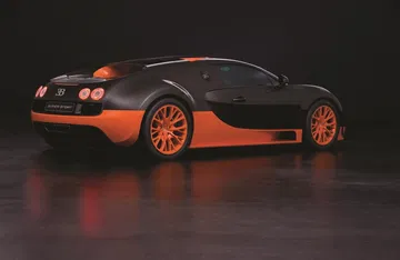 Vista lateral del Bugatti Veyron destacando su diseño aerodinámico.