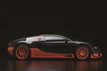 Vista lateral del Bugatti Veyron destacando su diseño aerodinámico.