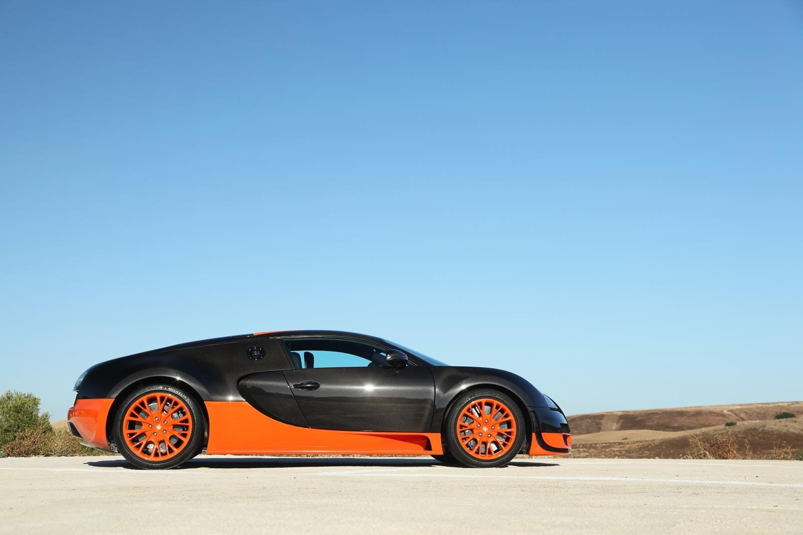 Perfil lateral del Bugatti Veyron mostrando su icónica silueta.