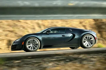 Vista dinámica del Bugatti Veyron en movimiento, destacando su diseño lateral.