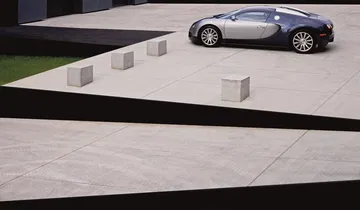 Vista lateral de un Bugatti Veyron aparcado, mostrando su icónica silueta.