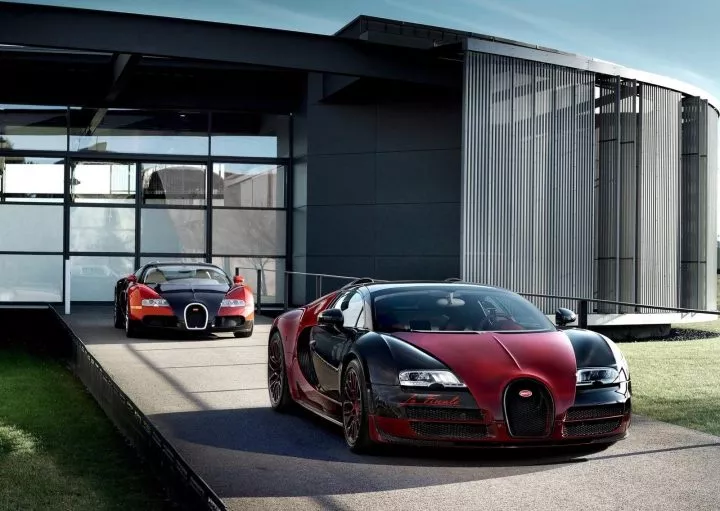 Bugatti Veyron en tonos rojo y negro, imponente diseño