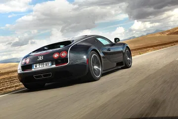 Vista dinámica trasera del Bugatti Veyron, mostrando su poderío y diseño icónico.
