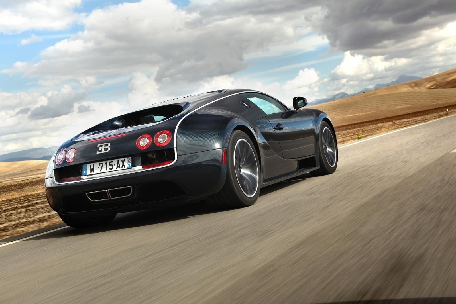 Vista dinámica trasera del Bugatti Veyron, mostrando su poderío y diseño icónico.