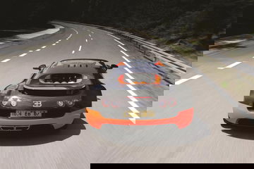 Vista trasera del Bugatti Veyron en pista, destacando su diseño aerodinámico.