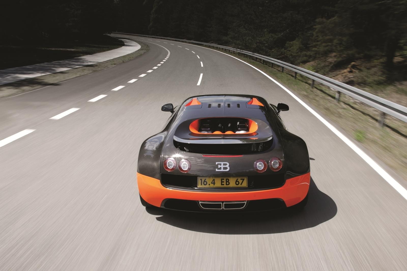 Vista trasera del Bugatti Veyron en pista, destacando su diseño aerodinámico.