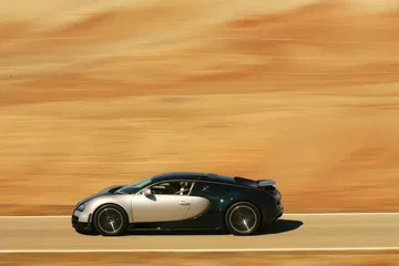 Bugatti Veyron en dinámica lateral, destacando su diseño aerodinámico.