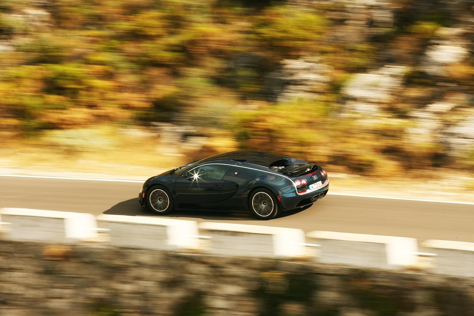 El Bugatti Veyron en su hábitat natural, demostrando su poder y elegancia en movimiento.