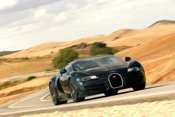 El Bugatti Veyron en acción, mostrando su perfil delantero y lateral.