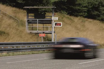 Bugatti Veyron capturado a alta velocidad, resaltando su aerodinámica.