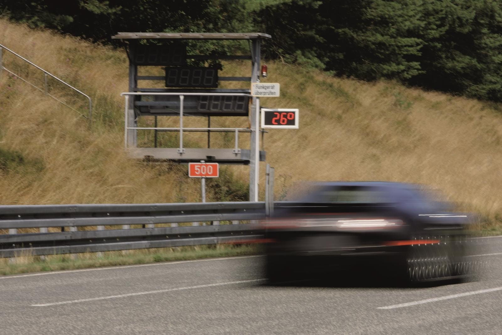 Bugatti Veyron capturado a alta velocidad, resaltando su aerodinámica.