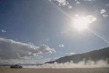 Bugatti Veyron mostrando su potencia y velocidad en una extensión abierta.
