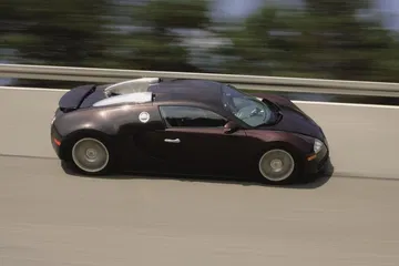 Vista dinámica del Bugatti Veyron demostrando su velocidad y estabilidad.