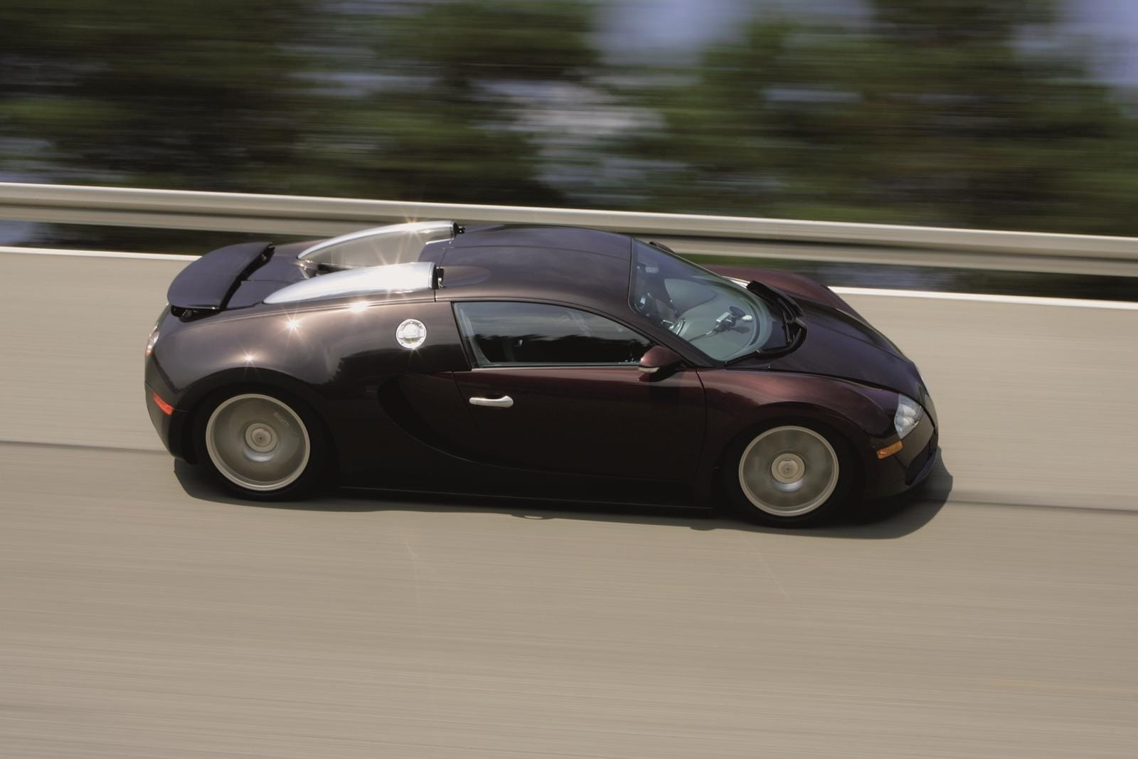 Vista dinámica del Bugatti Veyron demostrando su velocidad y estabilidad.