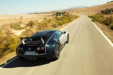 Vista trasera y lateral de un Bugatti Veyron en plena aceleración.