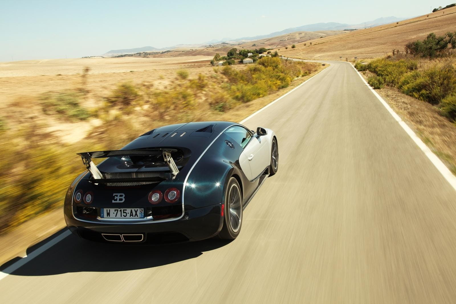 Vista trasera y lateral de un Bugatti Veyron en plena aceleración.
