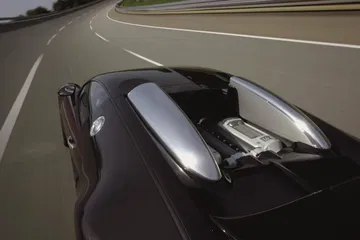 Captura dinámica trasera del Bugatti Veyron mostrando su linaje aerodinámico.