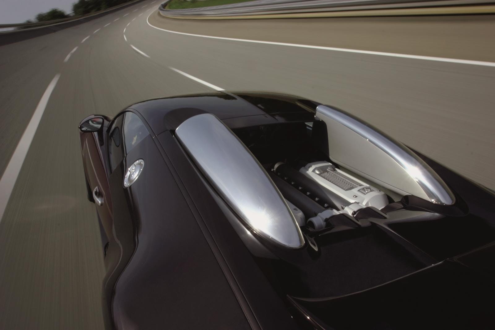 Captura dinámica trasera del Bugatti Veyron mostrando su linaje aerodinámico.
