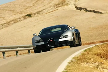 Bugatti Veyron en pista demostrando su potencia y aerodinámica.