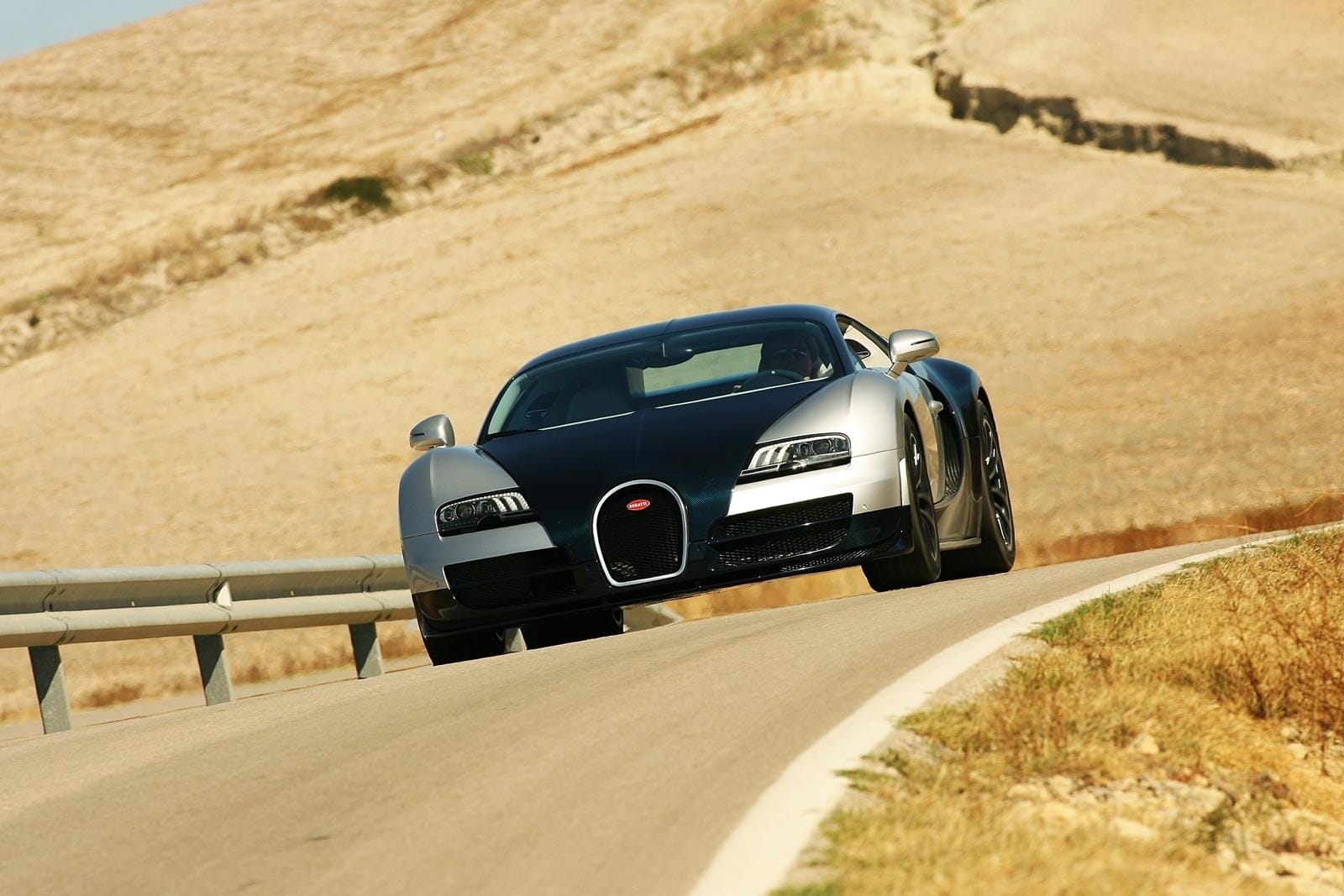 Bugatti Veyron en pista demostrando su potencia y aerodinámica.