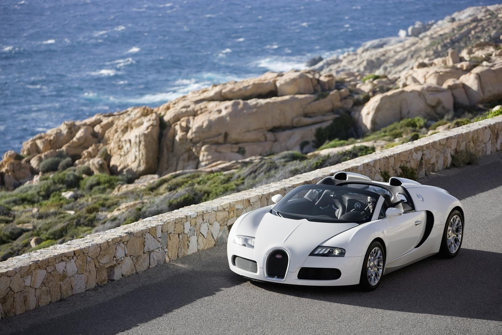 Vista lateral del Bugatti Veyron en escenario costero