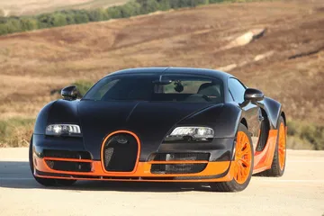 Vista frontal del Bugatti Veyron mostrando su imponente parrilla y faros característicos.