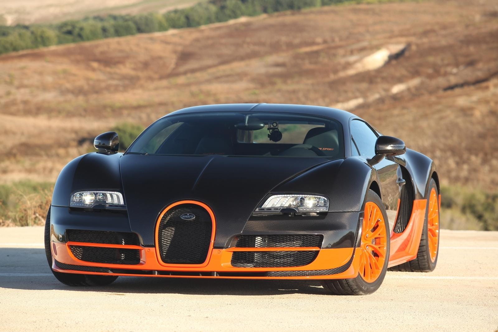 Vista frontal del Bugatti Veyron mostrando su imponente parrilla y faros característicos.