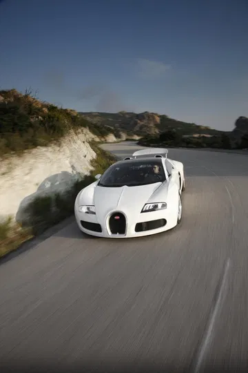 Vista frontal del Bugatti Veyron mostrando su diseño aerodinámico y la distintiva parrilla.