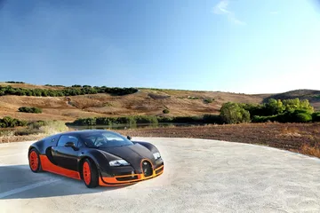 Bugatti Veyron mostrando su icónica silueta y frontal imponente.