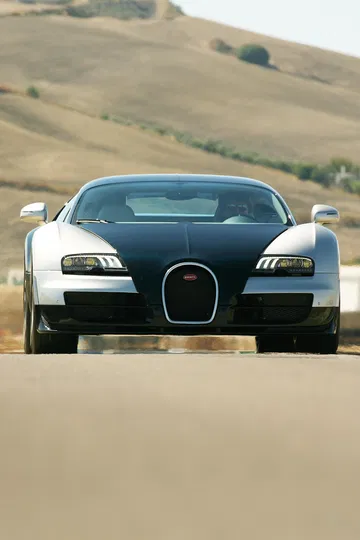 Vista frontal del Bugatti Veyron destacando su icónico diseño y doble tono.