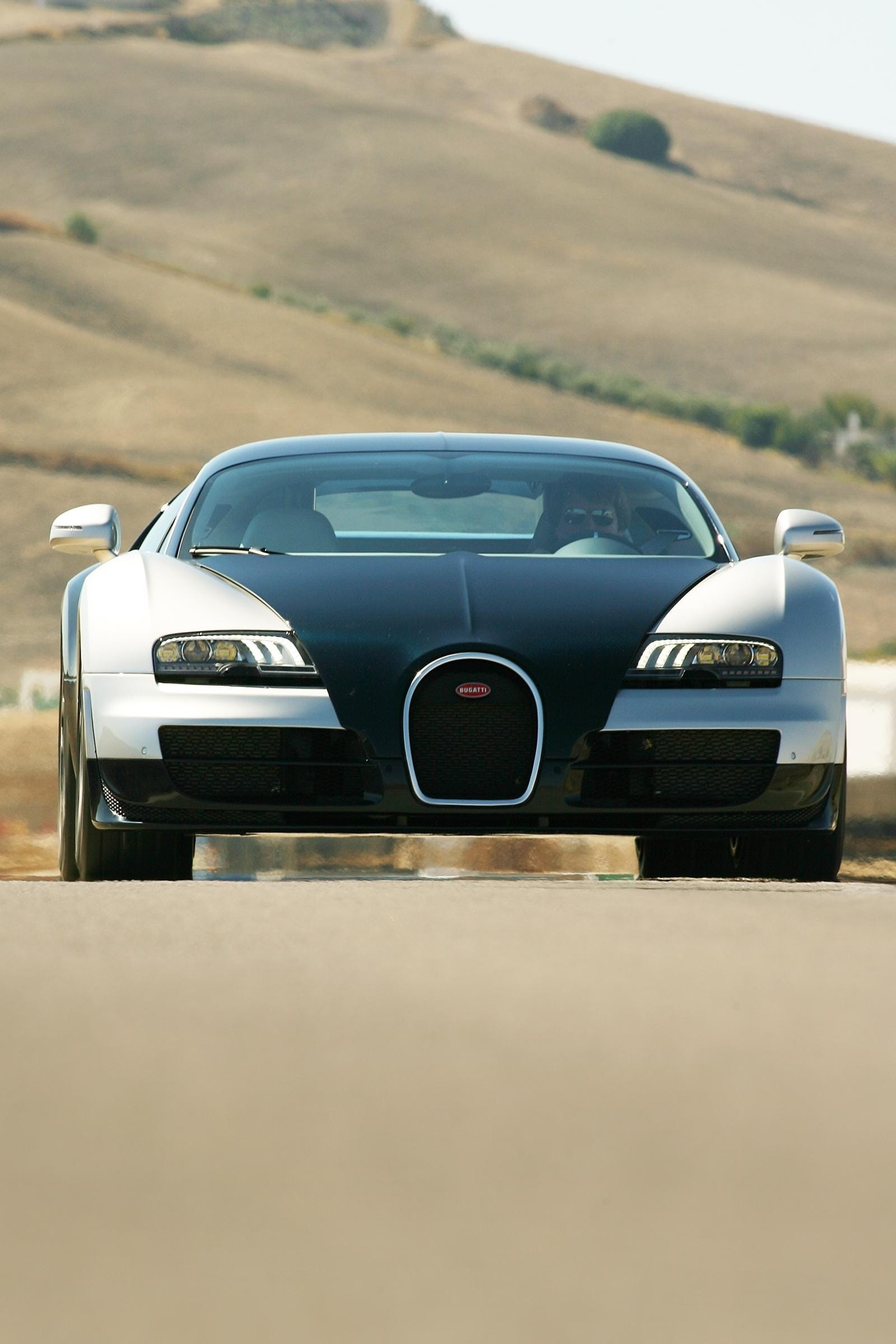 Vista frontal del Bugatti Veyron destacando su icónico diseño y doble tono.