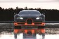 Vista frontal del Bugatti Veyron mostrando su imponente parrilla y faros.