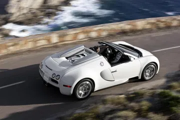 Vista lateral del Bugatti Veyron navegando por la carretera costera.