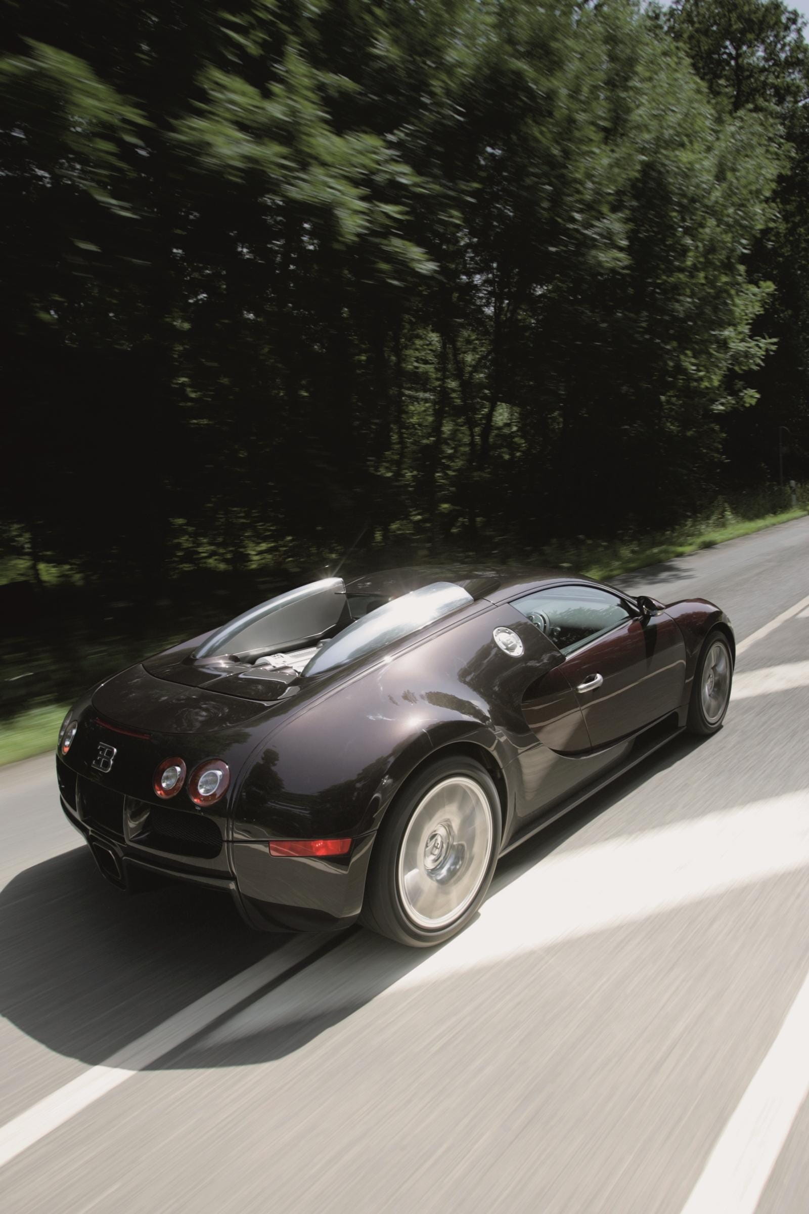 Vista lateral de un Bugatti Veyron en movimiento, subrayando su icónico diseño.