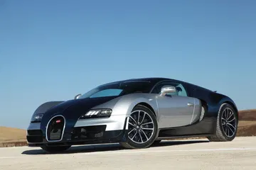 Vista lateral de un Bugatti Veyron mostrando su perfil aerodinámico.