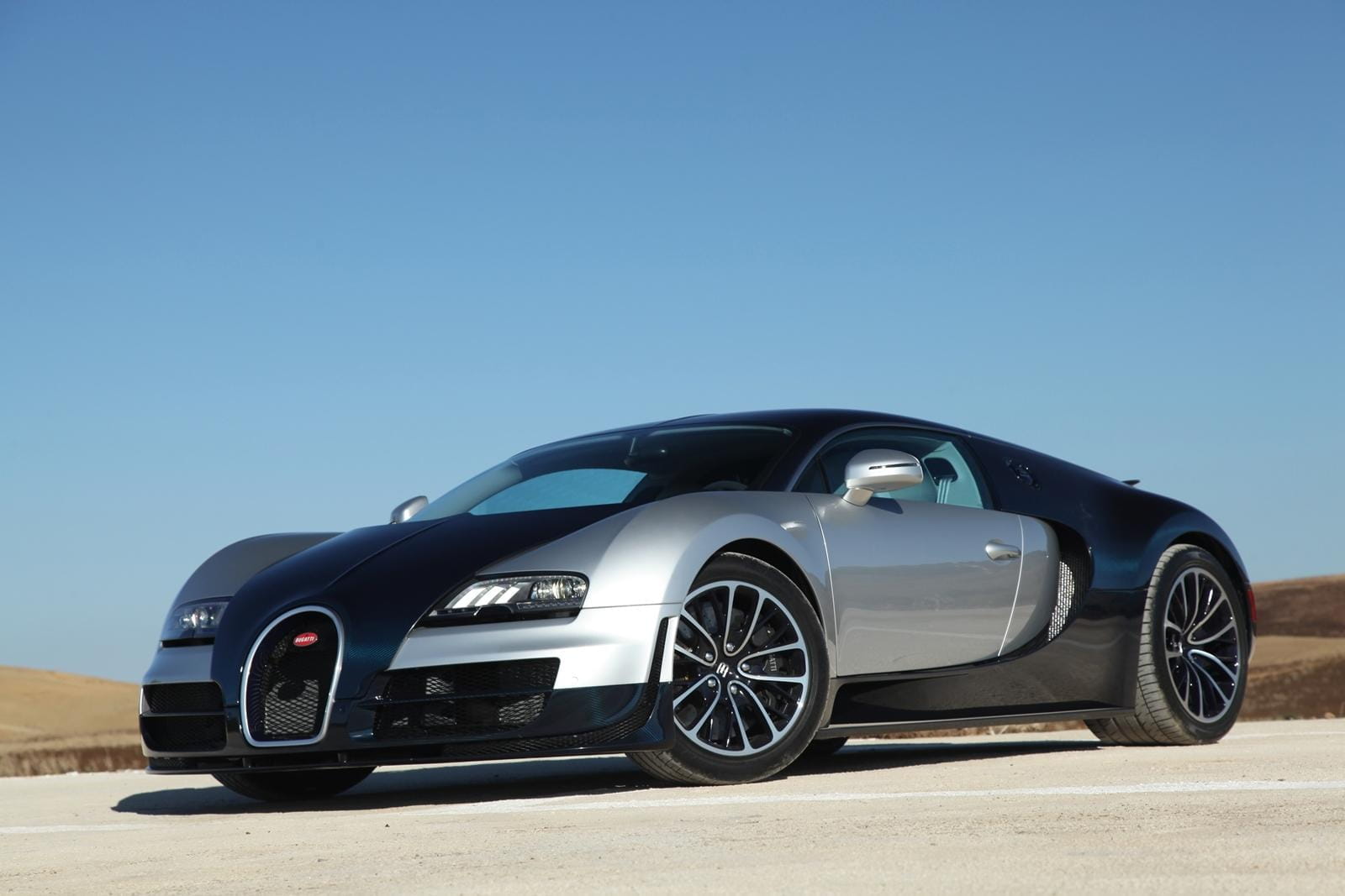 Vista lateral de un Bugatti Veyron mostrando su perfil aerodinámico.