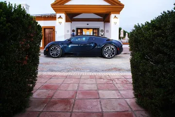 Vista lateral que muestra las líneas elegantes y dinámicas del Bugatti Veyron.