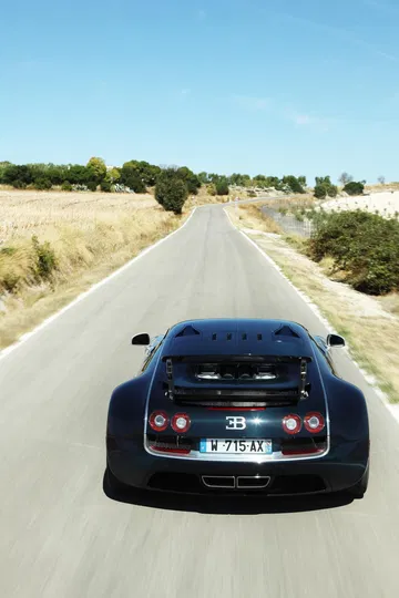 Vista posterior del Bugatti Veyron en carretera abierta.