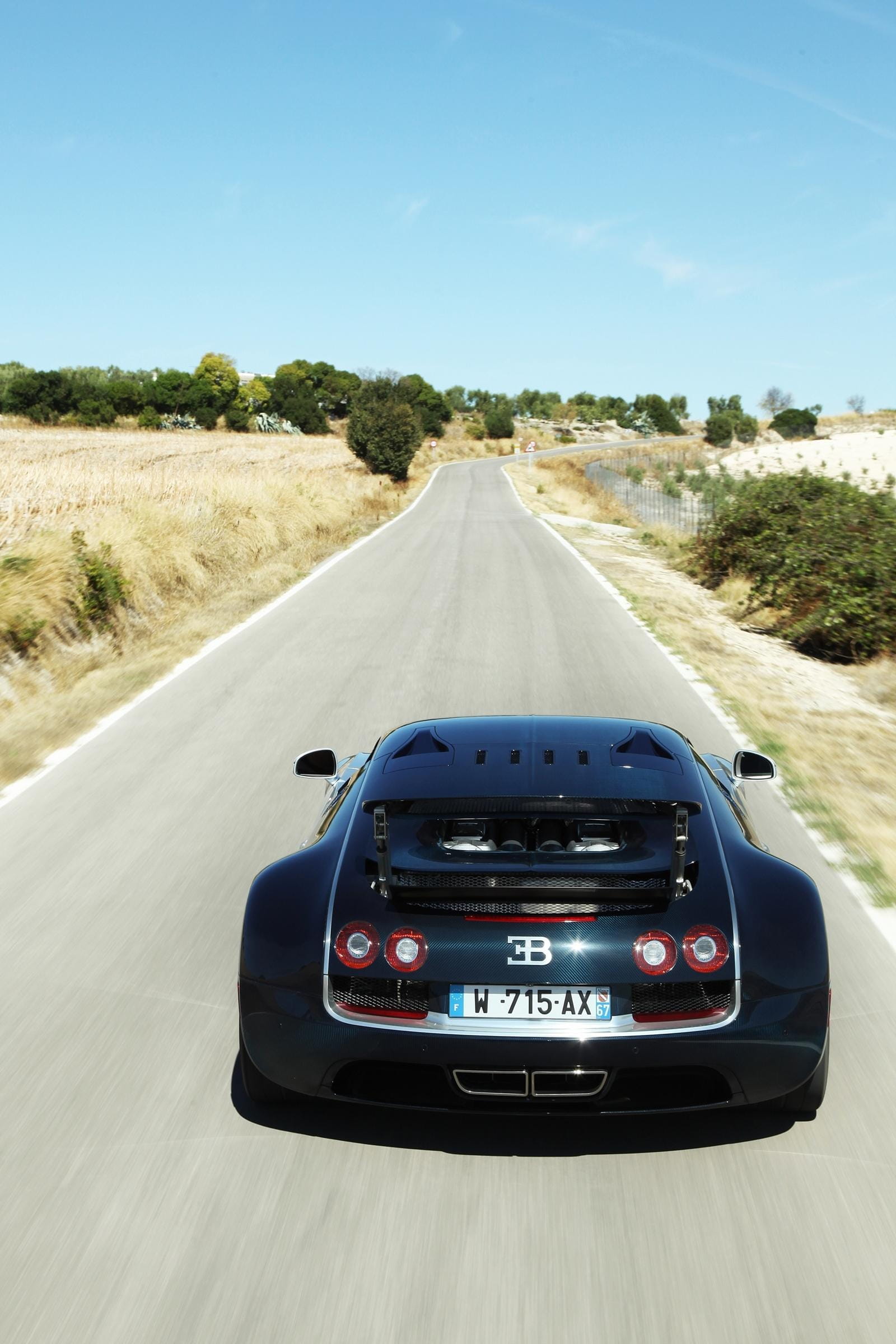 Vista posterior del Bugatti Veyron en carretera abierta.