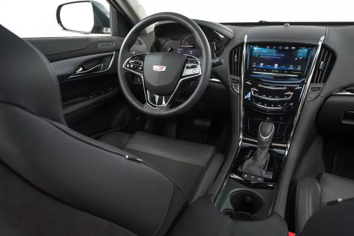 Vista detallada de la cabina del Cadillac ATS, mostrando volante y consola central.