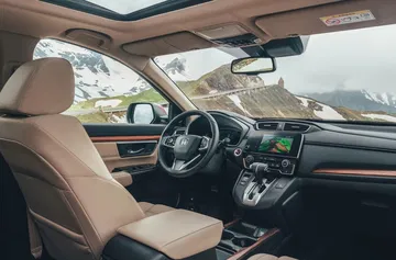 Vista lateral del interior con acabados premium y sistema de infoentretenimiento avanzado.