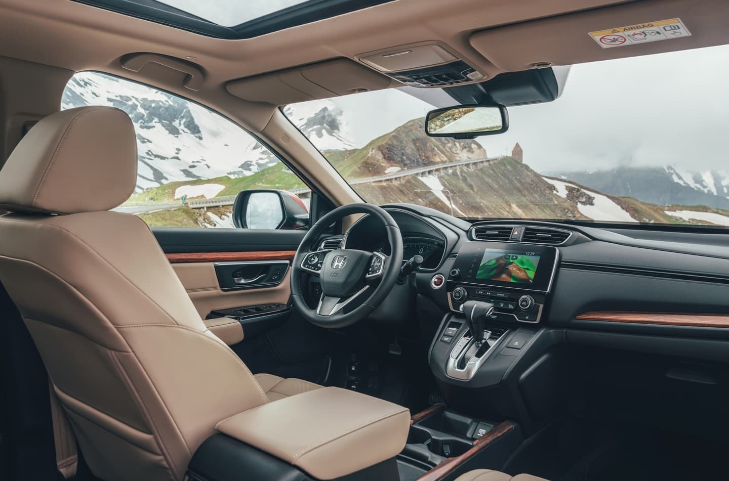 Vista lateral del interior con acabados premium y sistema de infoentretenimiento avanzado.