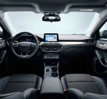 Vista delantera del habitáculo del Ford Focus, destacando su diseño ergonómico y moderno.