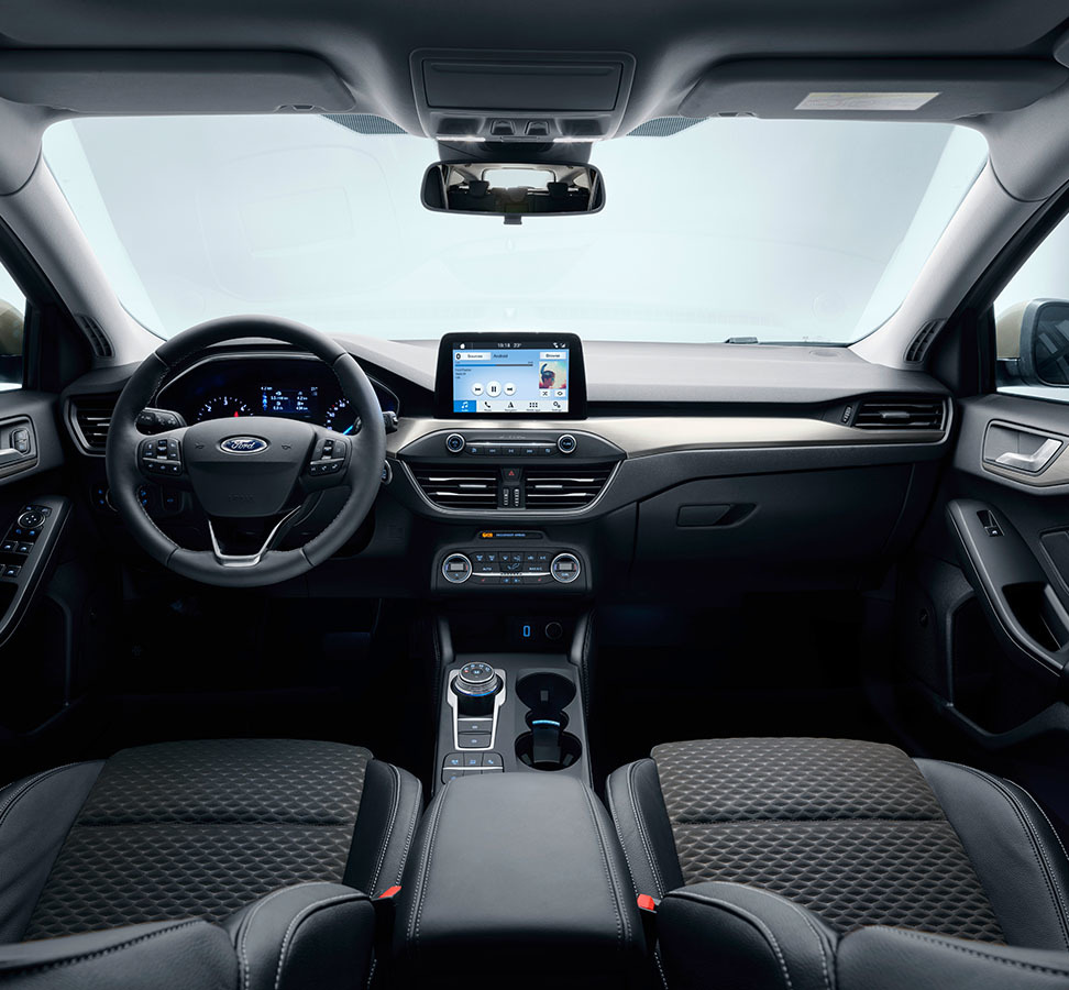 Vista delantera del habitáculo del Ford Focus, destacando su diseño ergonómico y moderno.