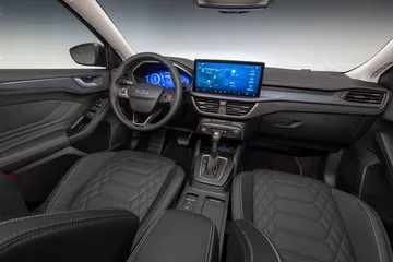 Vista delantera de la cabina del Ford Focus destacando su ergonomía y tecnología.