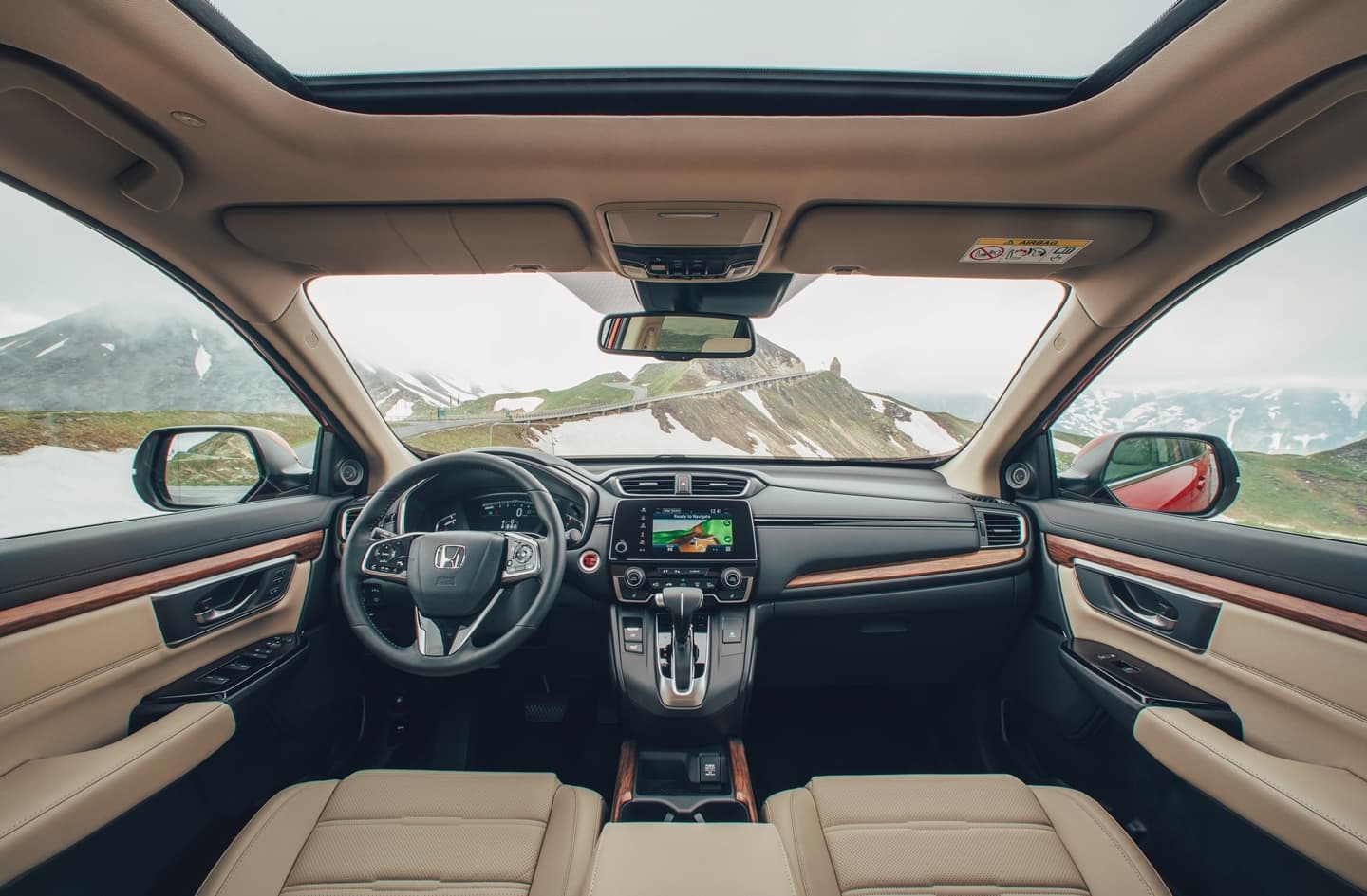 Vista delantera del interior mostrando el tablero y asientos de cuero en un Honda CR-V.