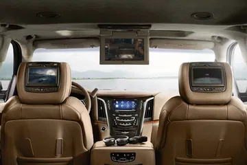 Vista de los asientos traseros del Cadillac Escalade con pantallas de entretenimiento.