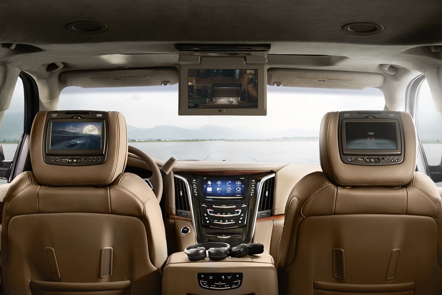 Vista de los asientos traseros del Cadillac Escalade con pantallas de entretenimiento.